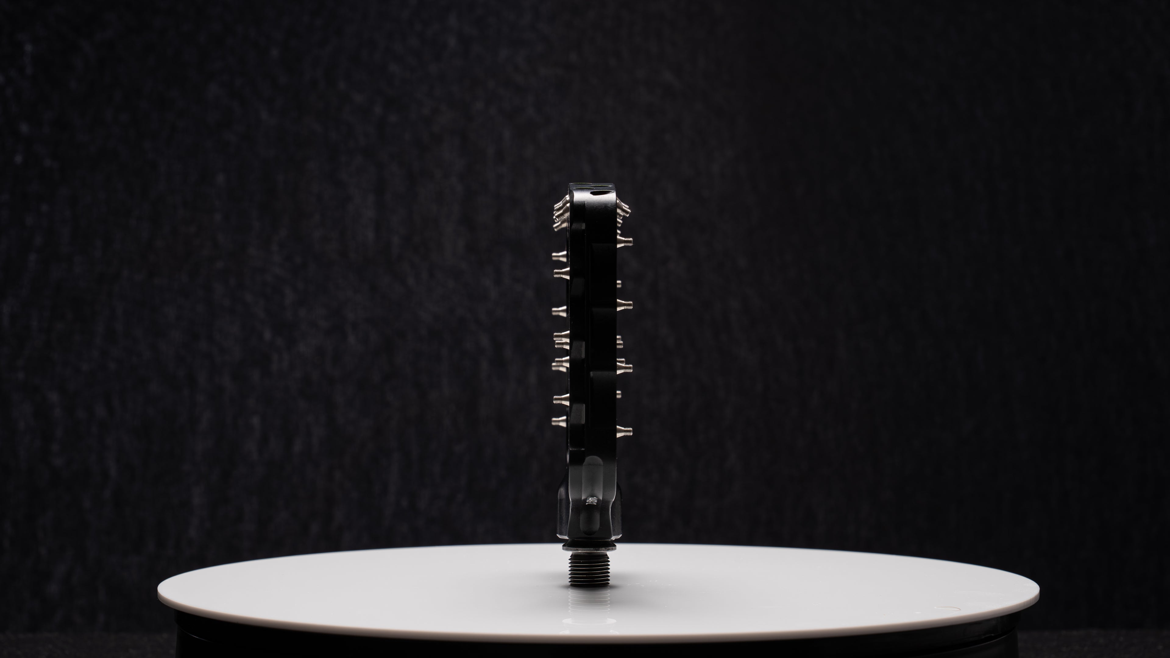 Dropbear Incisor pedal standing upright on end, side profile showing pin height and platform depth